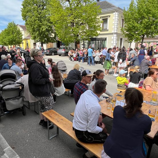 Bild enthält, Urban, Restaurant, Adult, Female, Person, Woman, Neighborhood, City, People, Cafeteria