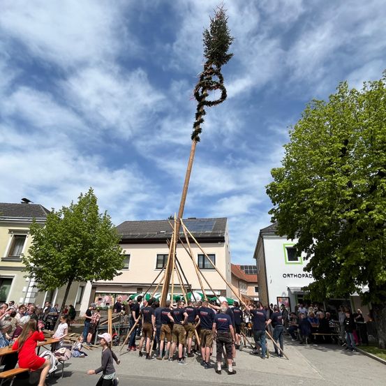 Bild enthält, People, Person, City, Urban, Tree, Shoe, Glasses, Neighborhood, Handbag