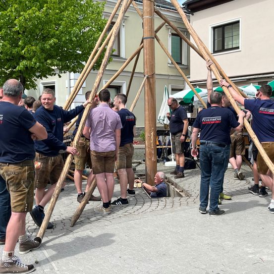 Bild enthält, People, Person, Shorts, Shoe, Adult, Male, Man, Handbag, Jeans, Belt