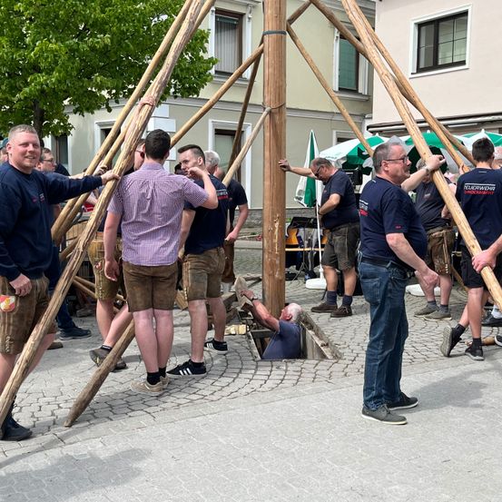 Bild enthält, People, Person, Adult, Male, Man, Shoe, Wristwatch, Glasses, Hat, Jeans