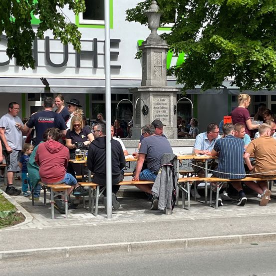 Bild enthält, Indoors, Restaurant, Cafeteria, Cafe, Urban, Person, Adult, Male, Man, Food Court