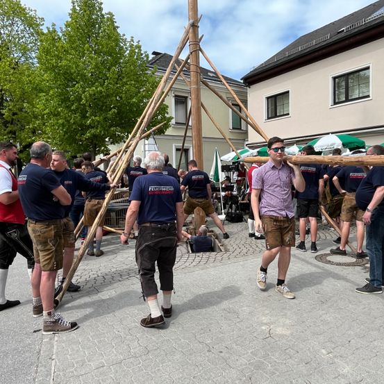 Bild enthält, People, Person, Adult, Male, Man, Shoe, Shorts, Glasses, Wristwatch, Bird