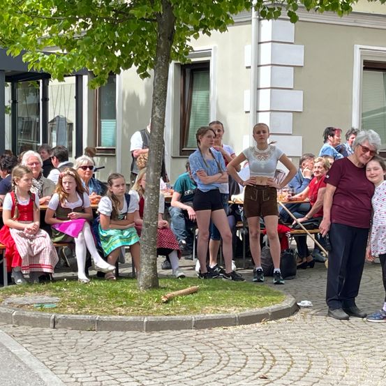 Bild enthält, Restaurant, Path, Walkway, Adult, Male, Man, Person, Female, Woman, Shoe