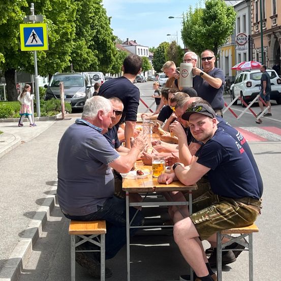 Bild enthält, Urban, City, Adult, Male, Man, Person, Restaurant, Car, Dining Table, Neighborhood