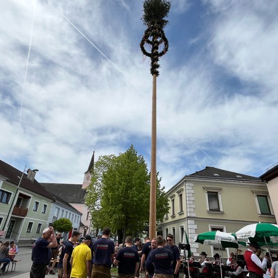 Bild enthält, Neighborhood, Shelter, City, Street, Urban, Monastery, Person, Tree, Glasses, Hat