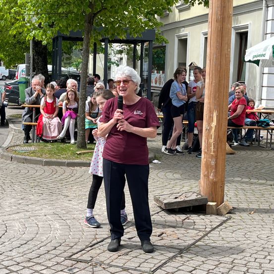 Bild enthält, People, Person, Adult, Female, Woman, Shoe, Girl, Teen, Male, Man