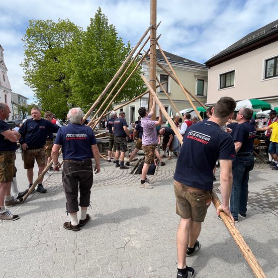 Bild enthält, Shorts, People, Person, Neighborhood, Shoe, Adult, Male, Man, Hat, Glasses