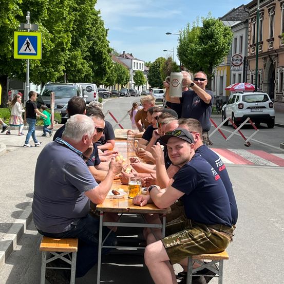 Bild enthält, Urban, City, Neighborhood, Adult, Male, Man, Person, Restaurant, Car, Glasses