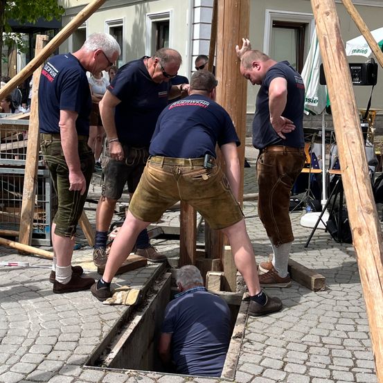 Bild enthält, Shorts, Shoe, Adult, Male, Man, Person, Belt, Glasses, Handbag, Worker