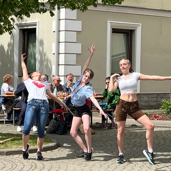 Bild enthält, People, Person, Shorts, Female, Girl, Teen, Shoe, Jeans, Dancing, Flash Mob