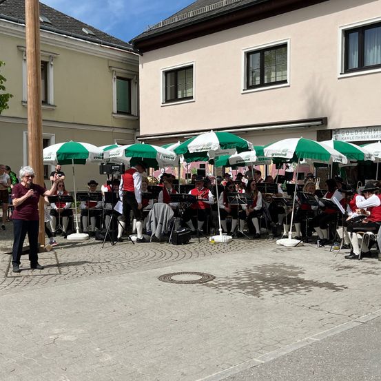Bild enthält, Indoors, Restaurant, People, Person, Cafe, Shoe, Handbag, Cafeteria, Chair, Hat