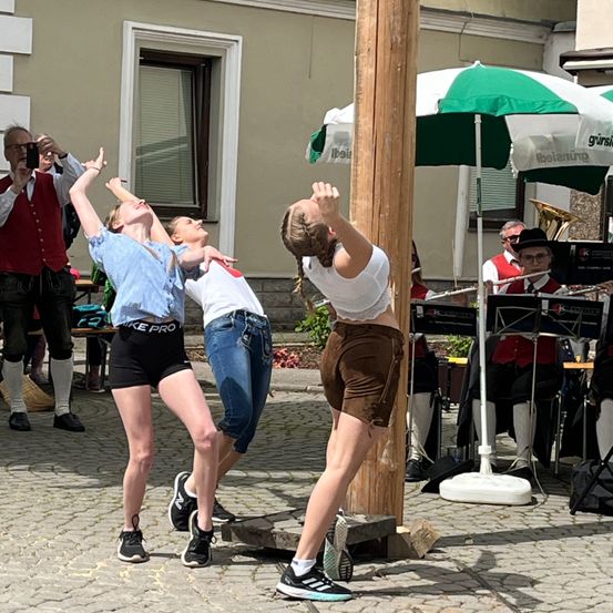 Bild enthält, Shorts, People, Person, Adult, Male, Man, Jeans, Female, Woman, Teen