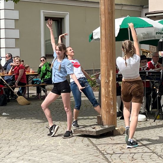 Bild enthält, Shorts, People, Person, Path, Female, Girl, Teen, Jeans, Boy, Male