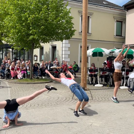 Bild enthält, People, Person, Adult, Female, Woman, Child, Girl, Neighborhood, Shorts, E-scooter