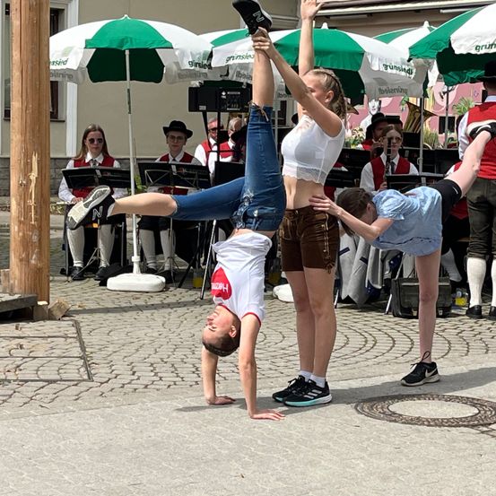 Bild enthält, Shorts, Adult, Male, Man, Person, Female, Woman, Shoe, People, Dancing