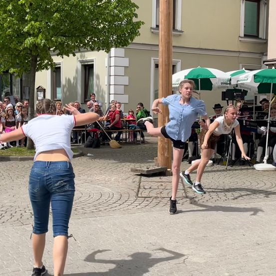 Bild enthält, People, Person, Adult, Female, Woman, Boy, Male, Teen, Flash Mob, Shoe