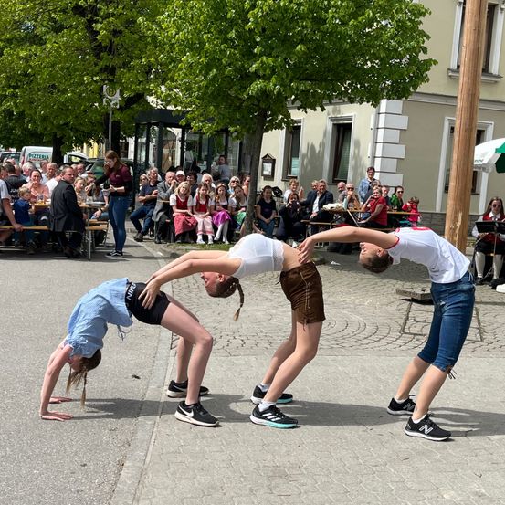Bild enthält, People, Person, Shoe, Adult, Female, Woman, Hat, Car, Dancing, Jeans
