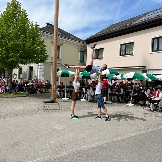 Bild enthält, Neighborhood, People, Person, City, Street, Urban, Shorts, Shelter, Shoe, Handbag
