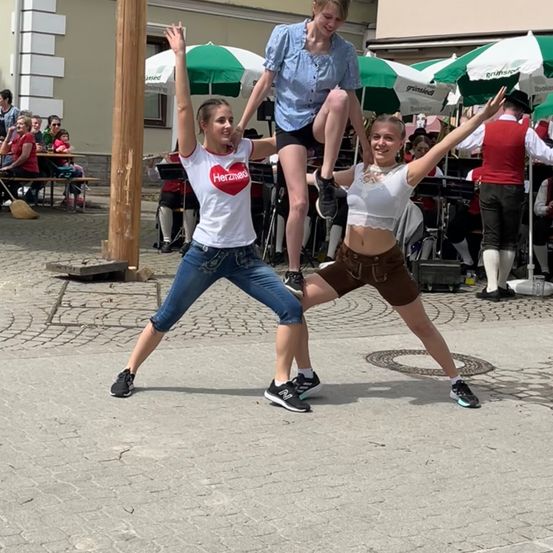 Bild enthält, People, Person, Shorts, Adult, Female, Woman, Male, Man, Shoe, Jeans