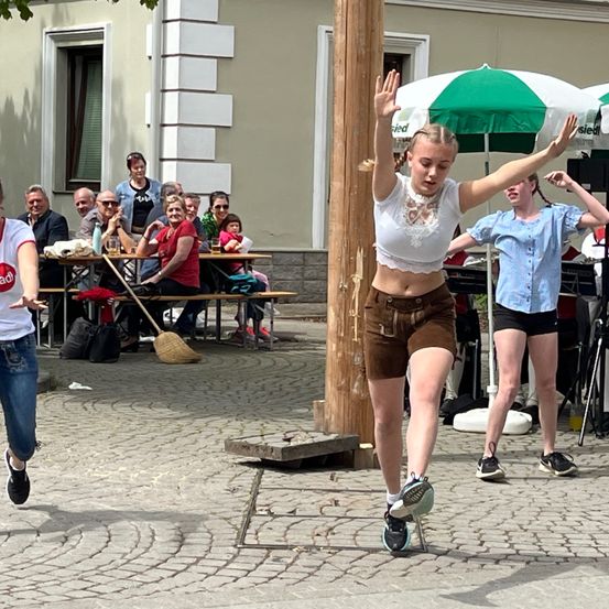 Bild enthält, Shorts, People, Person, Jeans, Boy, Male, Teen, Shoe, Adult, Man