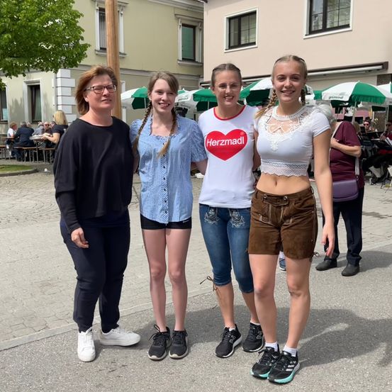 Bild enthält, Pants, People, Person, Shorts, Female, Girl, Teen, Boy, Male, Blouse