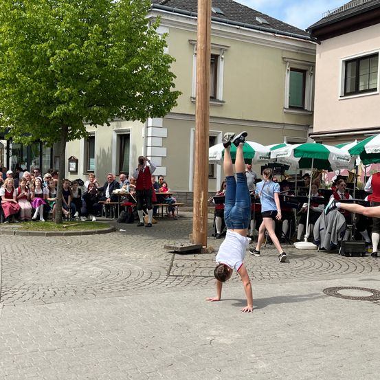 Bild enthält, Neighborhood, People, Person, Shorts, City, Shoe, Dancing, Street, Urban, Glove
