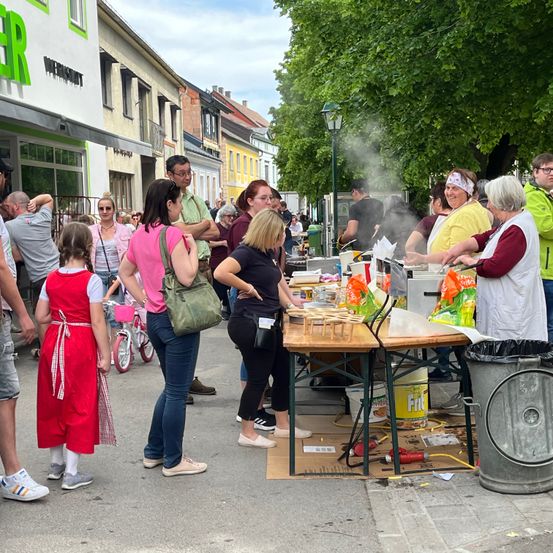 Bild enthält, Adult, Female, Person, Woman, Shoe, Handbag, Child, Girl, Male, Man