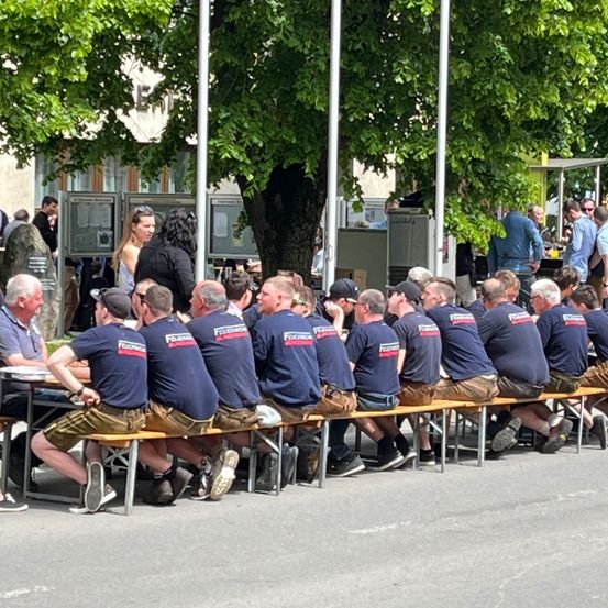 Bild enthält, People, Person, Adult, Male, Man, Shoe, Jeans, Crowd, Shorts