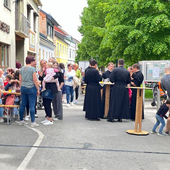 Bild enthält, People, Person, Urban, Adult, Male, Man, Shoe, Crowd, Boy, Child