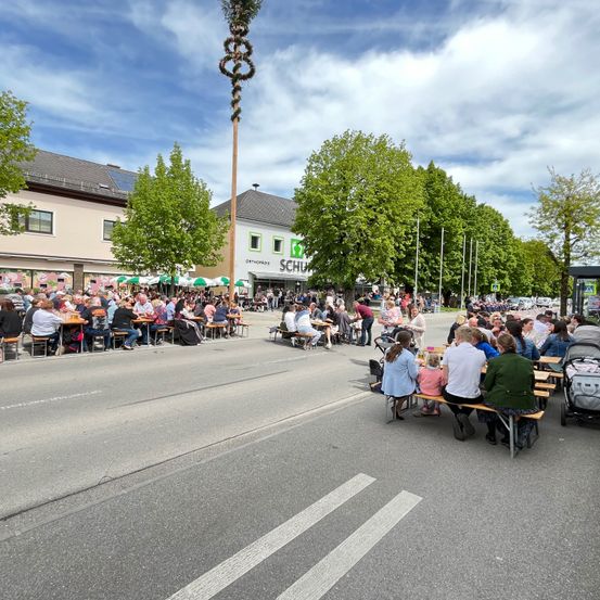 Bild enthält, Neighborhood, City, Road, Street, Urban, People, Person, Shoe, Handbag, Car