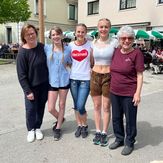 Bild enthält, Pants, People, Shorts, City, Street, Jeans, Shoe, Portrait, Blouse, Glasses