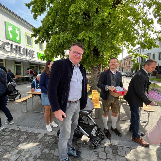 Bild enthält, Neighborhood, Pants, City, Street, Path, Coat, Jacket, Walking, Walkway, Shoe