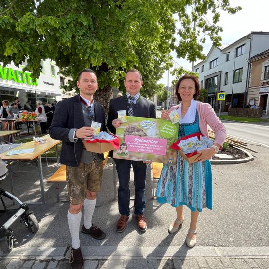 Bild enthält, People, Neighborhood, City, Street, Urban, Portrait, Advertisement, Pants, Poster, Path