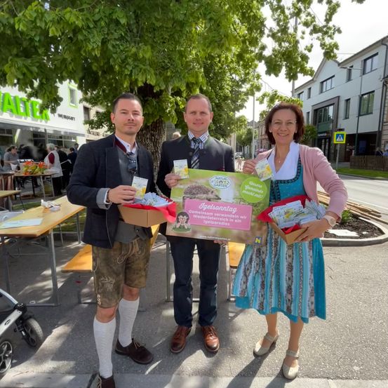 Bild enthält, City, Street, Urban, Neighborhood, Portrait, Advertisement, Poster, People, Pants, Skirt
