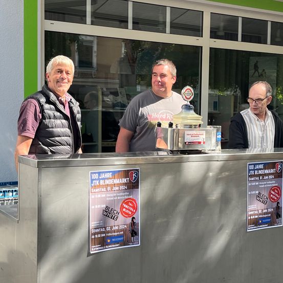 Bild enthält, Kiosk, Adult, Male, Man, Person, Glasses, Indoors, Handbag, Jacket, People