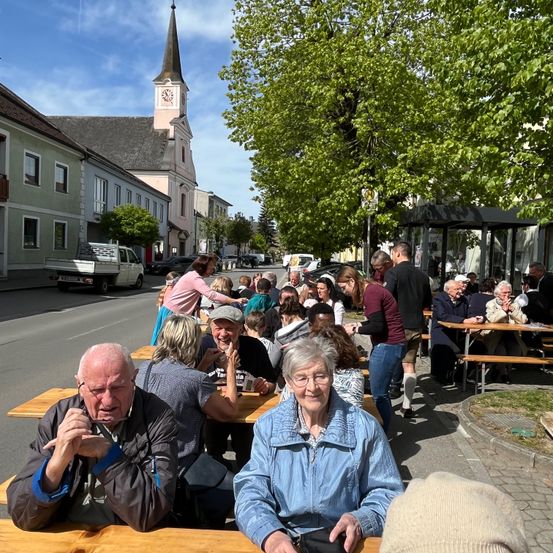 Bild enthält, Neighborhood, Person, Portrait, Spire, Shelter, City, Street, Adult, Female, Woman