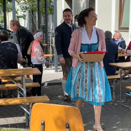 Bild enthält, Adult, Male, Man, Person, Female, Girl, Teen, Woman, Shorts, Jeans