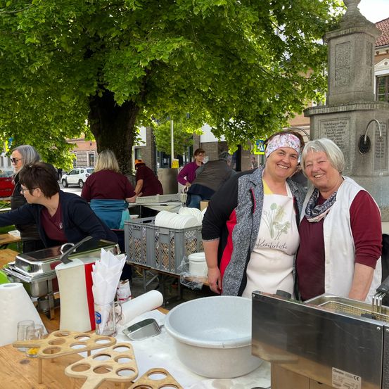 Bild enthält, Restaurant, Adult, Female, Person, Woman, Plywood, Wood, Table, Dining Table, Food Court