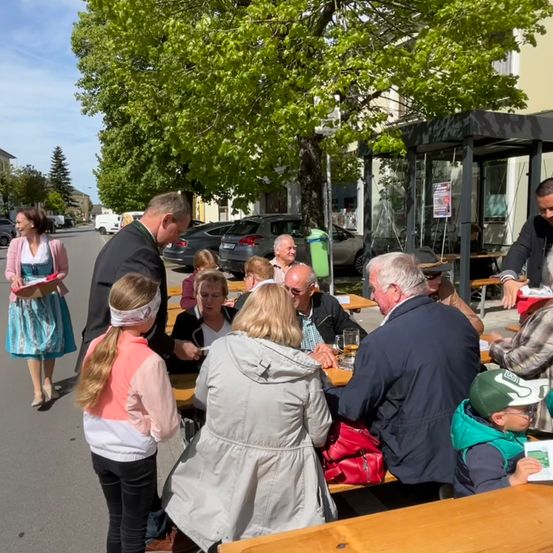 Bild enthält, Urban, People, Person, Adult, Female, Woman, Male, Man, Boy, Child