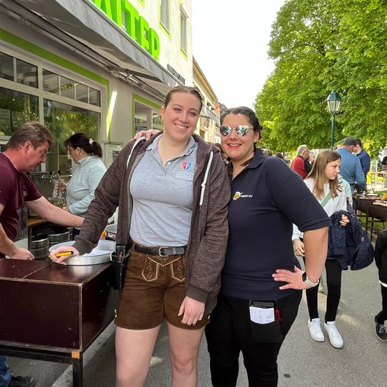 Bild enthält, Shorts, Sunglasses, Female, Girl, Person, Teen, Adult, Male, Man, City