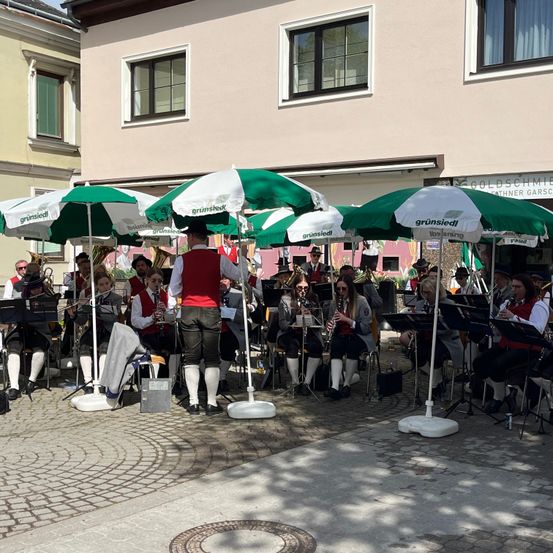 Bild enthält, Urban, Path, Restaurant, City, Handbag, Cafe, Hat, Person, People, Man