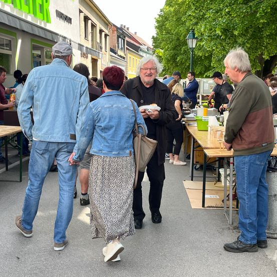 Bild enthält, Pants, Plywood, Wood, Jeans, Shoe, Adult, Male, Man, Person, City