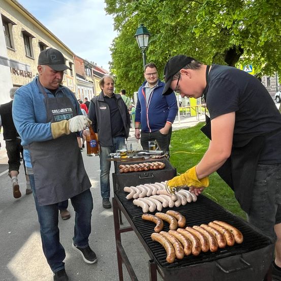 Bild enthält, Glove, Shoe, Adult, Male, Man, Person, Cooking, Bbq, Grilling, Car