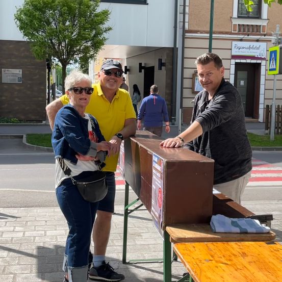 Bild enthält, Sunglasses, Adult, Male, Man, Person, City, Car, Urban, Box, Shoe