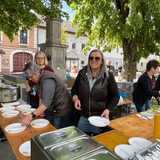 Bild enthält, Urban, Restaurant, Adult, Female, Person, Woman, Meal, Brunch, Male, Man