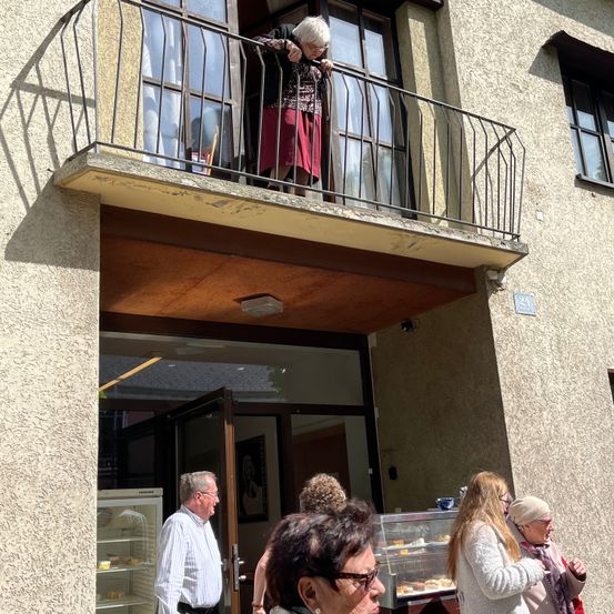Bild enthält, Adult, Female, Person, Woman, Balcony, Male, Man, Handrail, Glasses, Hat
