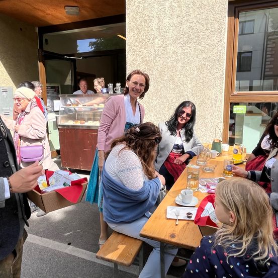 Bild enthält, People, Person, Restaurant, Adult, Female, Woman, Glasses, Male, Man, Handbag