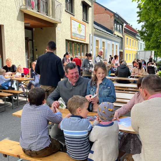 Bild enthält, Indoors, Restaurant, Plywood, Wood, Neighborhood, Cafeteria, Food Court, Cafe, Shoe, Person