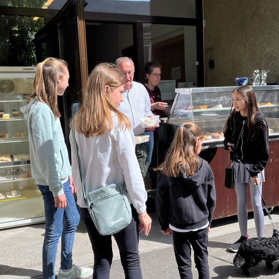 Bild enthält, Pants, Female, Girl, Person, Teen, Shorts, Bag, Handbag, Dog, Shoe