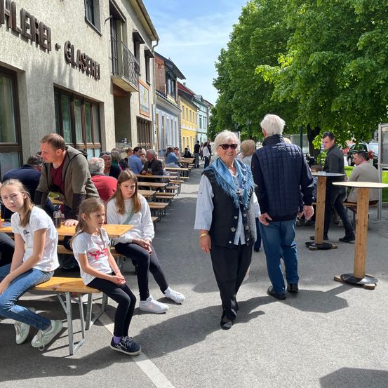 Bild enthält, People, Person, Female, Girl, Teen, Urban, Shoe, Glasses, Adult, Man